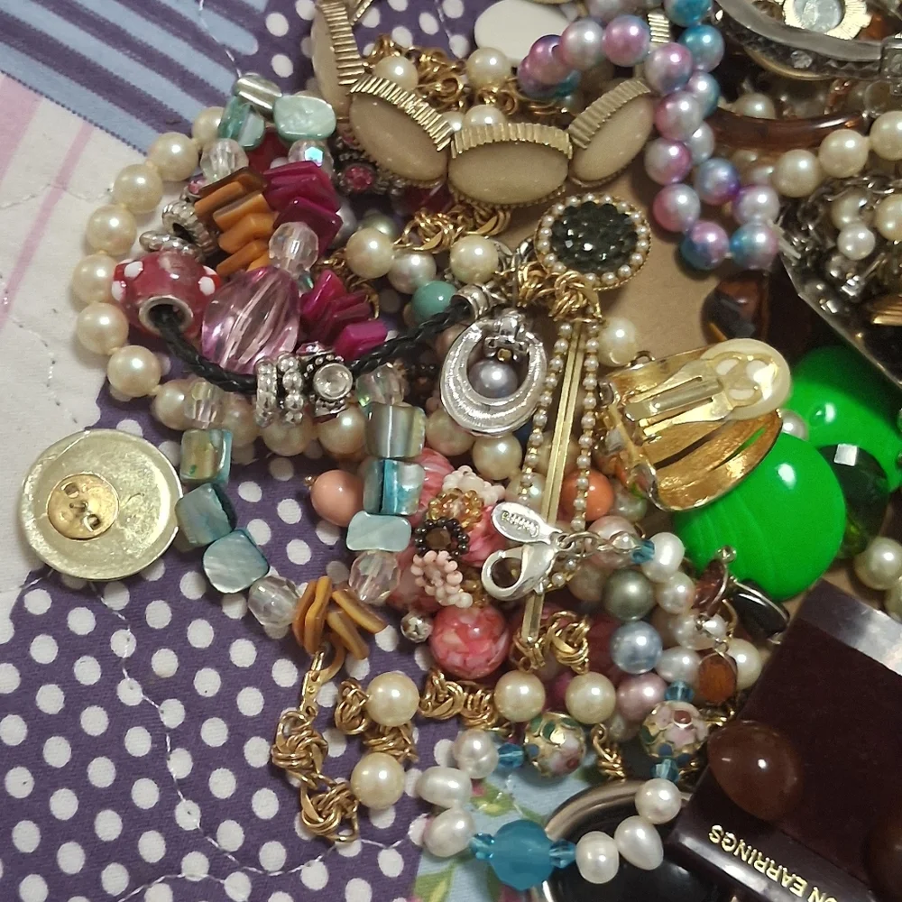 Bundle Of Vintage Jewelry - Picture 2 of 11